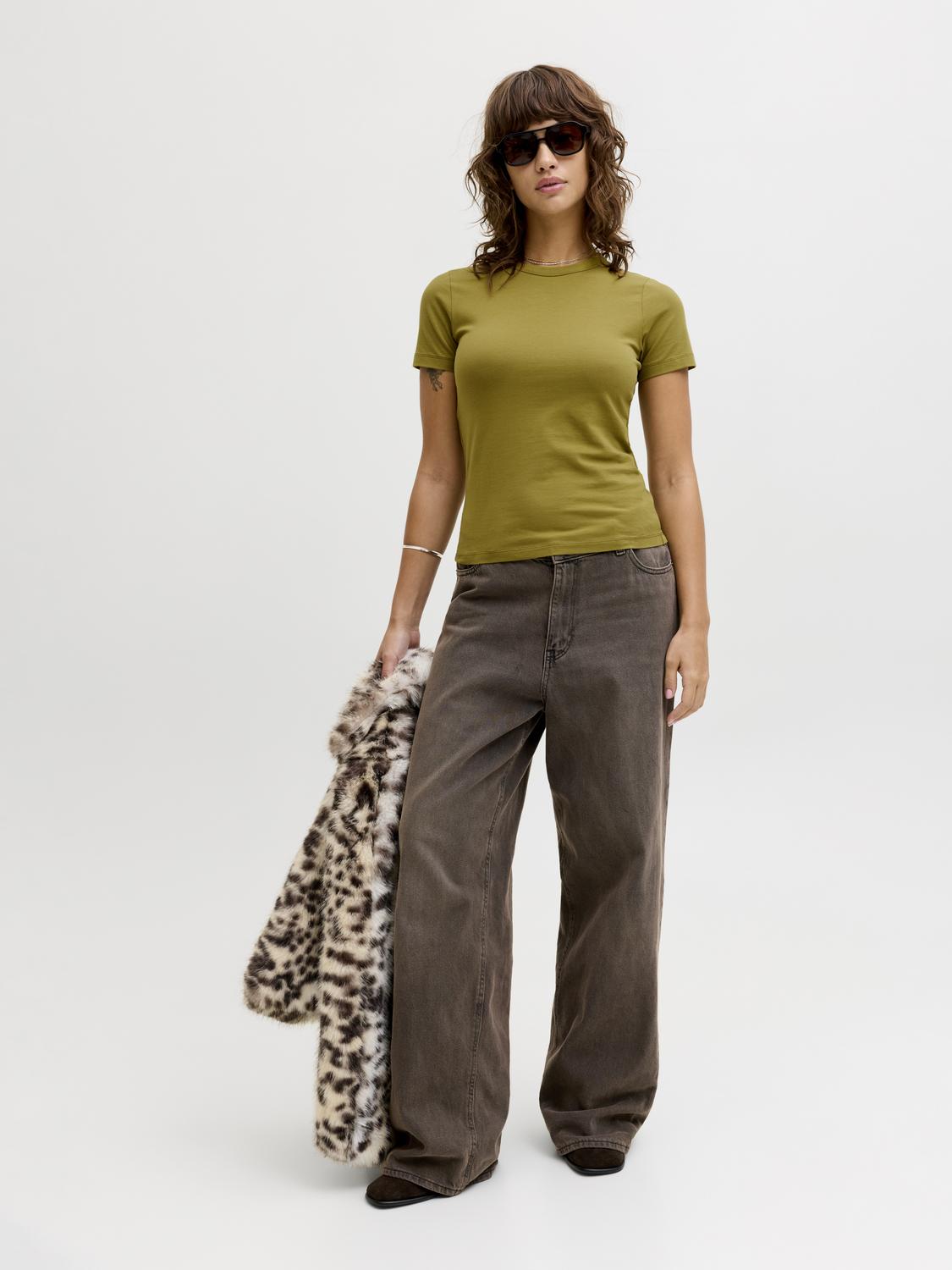 model_shot-front_full